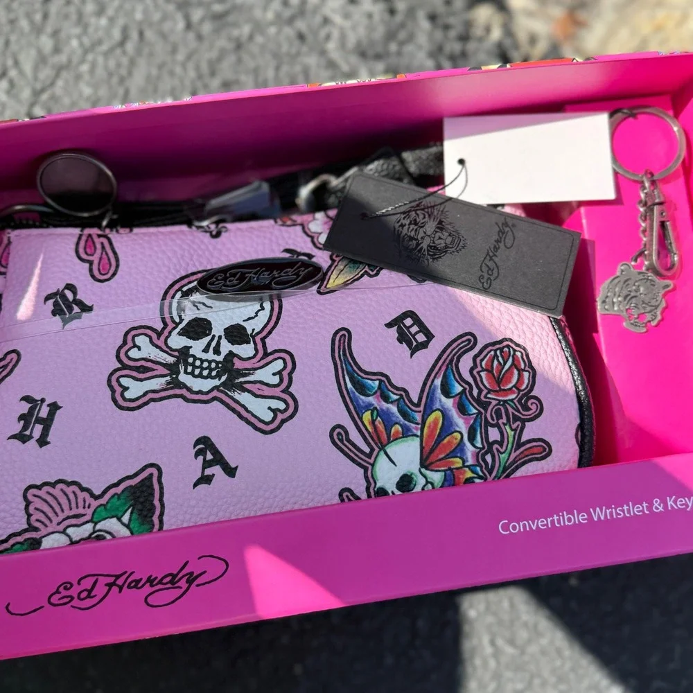 Ed Hardy Pink Tattoo Print Convertible Wristlet and Tiger Key Ring Gift Set NIB - Picture 3 of 6